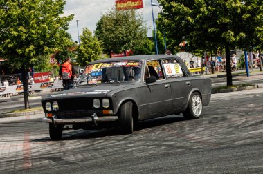 Şehirde araba yarışı