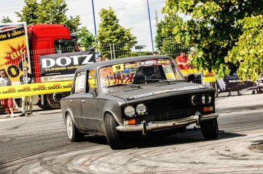 19. yarışın arabası.