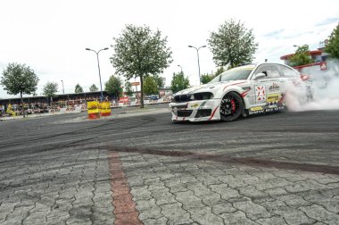 Sürüklenen araba hareket halinde.