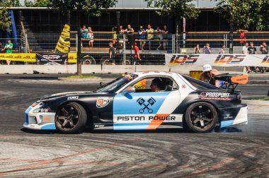 Sürüklenen araba yarış pistinde