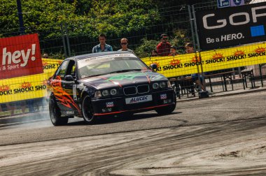 Sürüklenen araba hareket halinde