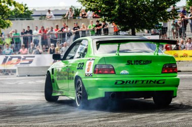 Kyiv, Ukrayna - 11 Eylül, 2 0 019: bmw 6 4 serisi 3 sürücüler Sürüklenerek sürükleniyor