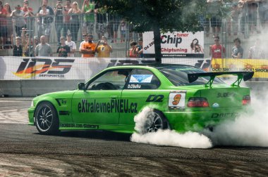 kiev, ukraine - 16 Mayıs, 2016: bmw m 3. 133 Serseri araba yolda gidiyor..