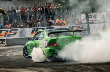 Şehirde araba yarışı