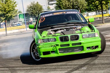 Eski bir spor arabanın görüntüsü.