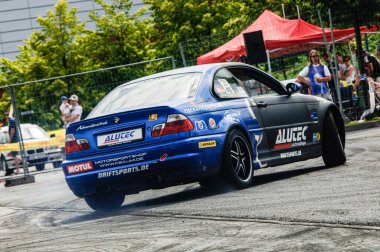 Şehirde araba yarışı