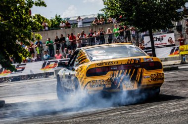 Kyiv, Ukrayna - 24 Ağustos, 2016: Yarış arabasında sürüklenme