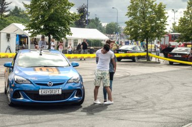 kiev, Ukrayna - Haziran 19, 2016: Ukrayna Ulusal Festivali. Araba şehir merkezinde.