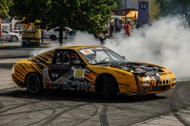 Araba şehirde yarışıyor.