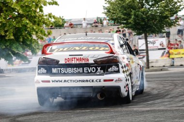 Sürüklenen Rus arabaları Sürüklenerek sürüklenirler