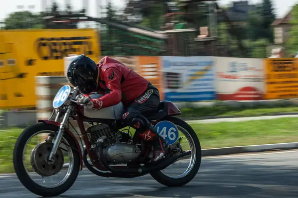 Motociclista Monta Uma Motocicleta Rua — Fotografia de Stock