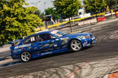 Kyiv, Ukrayna - 16 Temmuz. 2021: Ukrayna kaymasında sürüklenen araba.