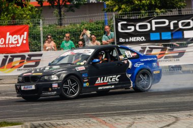 Mitingde bmw araba serisi