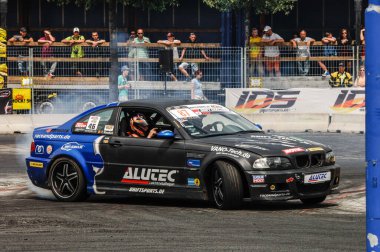 Sürüklenen arabalar Sürükleniyor