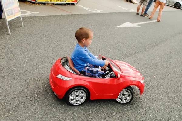 Oyuncak Arabalı Bir Çocuk Arabası Çocuk Bir Araba — Stok fotoğraf