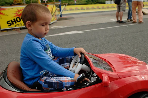 Kleiner Junge Fährt Auto Das Kind Sitzt Auf Einem Auto — Stockfoto