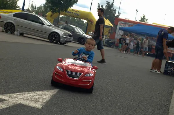 Pieni Poika Autossa — kuvapankkivalokuva