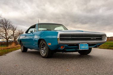 Gündoğumunda klasik Amerikan Dodge Charger 500 arabası.