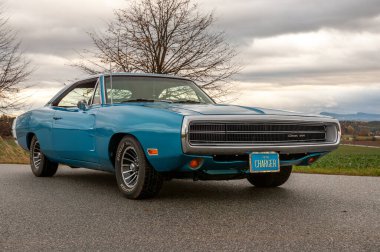 Gündoğumunda klasik Amerikan Dodge Charger 500 arabası.