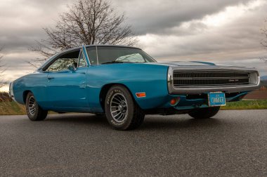 Gündoğumunda klasik Amerikan Dodge Charger 500 arabası.