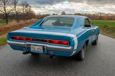 Gündoğumunda klasik Amerikan Dodge Charger 500 arabası.