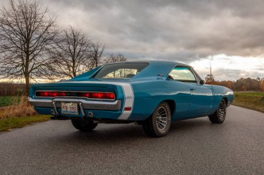 Gündoğumunda klasik Amerikan Dodge Charger 500 arabası.