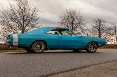Gündoğumunda klasik Amerikan Dodge Charger 500 arabası.