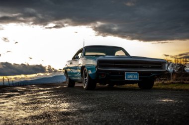 Gündoğumunda klasik Amerikan Dodge Charger 500 arabası.