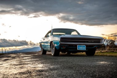 Gündoğumunda klasik Amerikan Dodge Charger 500 arabası.