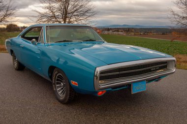Gündoğumunda klasik Amerikan Dodge Charger 500 arabası.