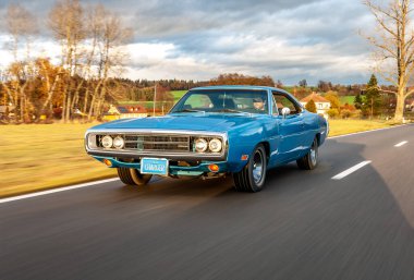 Gündoğumunda klasik Amerikan Dodge Charger 500 arabası.