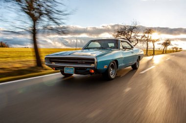 Gündoğumunda klasik Amerikan Dodge Charger 500 arabası.