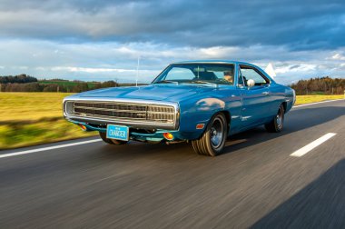 Gündoğumunda klasik Amerikan Dodge Charger 500 arabası.