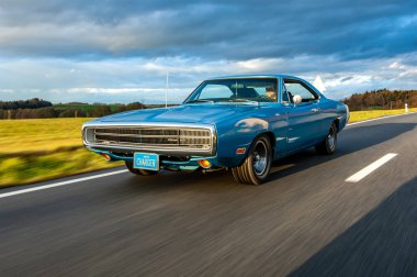 Gündoğumunda klasik Amerikan Dodge Charger 500 arabası.