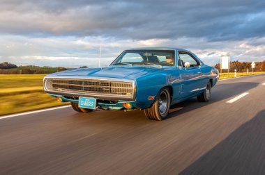 Gündoğumunda klasik Amerikan Dodge Charger 500 arabası.