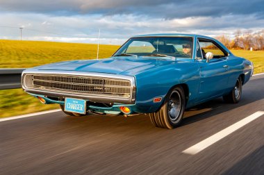 Gündoğumunda klasik Amerikan Dodge Charger 500 arabası.