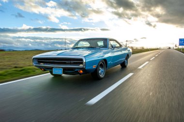 Gündoğumunda klasik Amerikan Dodge Charger 500 arabası.