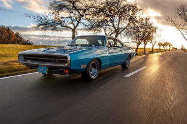 Gündoğumunda klasik Amerikan Dodge Charger 500 arabası.