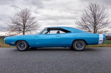 Gündoğumunda klasik Amerikan Dodge Charger 500 arabası.