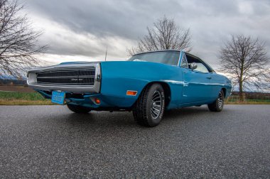 Gündoğumunda klasik Amerikan Dodge Charger 500 arabası.
