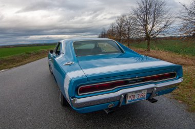 Gündoğumunda klasik Amerikan Dodge Charger 500 arabası.