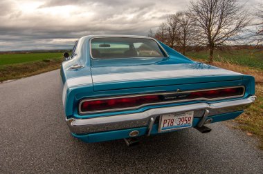 Gündoğumunda klasik Amerikan Dodge Charger 500 arabası.