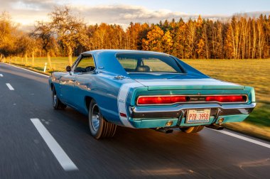 Gündoğumunda klasik Amerikan Dodge Charger 500 arabası.