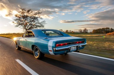 Gündoğumunda klasik Amerikan Dodge Charger 500 arabası.