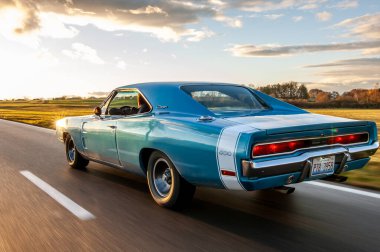 Gündoğumunda klasik Amerikan Dodge Charger 500 arabası.
