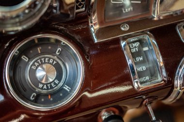 Eski model araba gösterge paneli