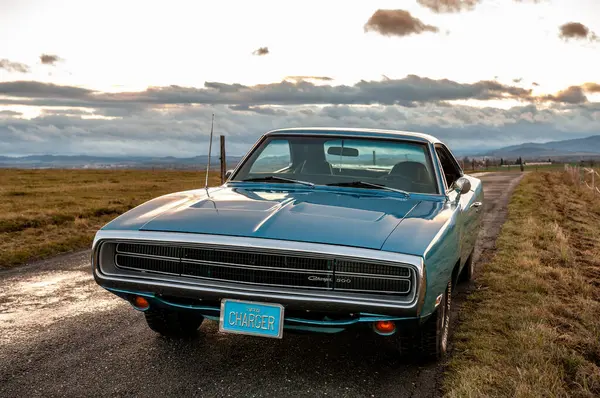 Gündoğumunda klasik Amerikan Dodge Charger 500 arabası.