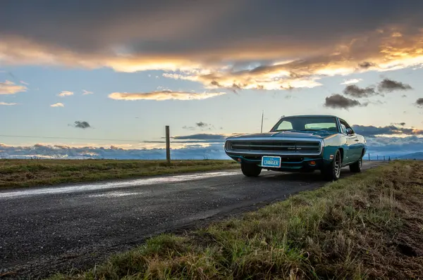 Gündoğumunda klasik Amerikan Dodge Charger 500 arabası.