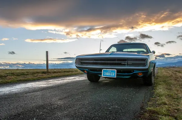 Gündoğumunda klasik Amerikan Dodge Charger 500 arabası.