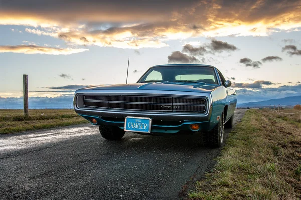 Gündoğumunda klasik Amerikan Dodge Charger 500 arabası.